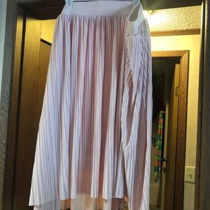 Torrid blush pleated skirt size 5